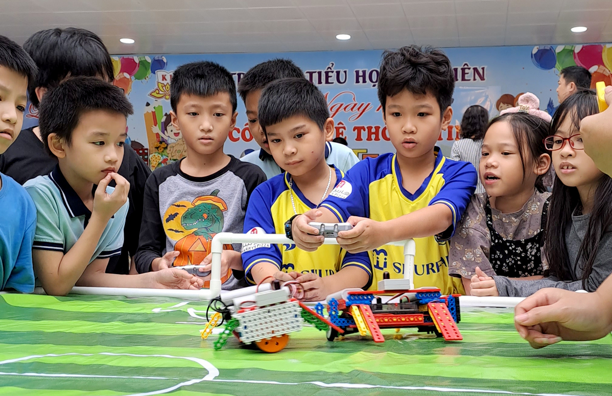 Học sinh học STEM